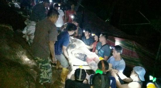 Proses evakuasi salah satu korban ambruknya PETI di Desa Bakan, Lolayan, Kabupaten Bolmong, Minggu (3/6/2018). (Foto: Erwin Makalunsenge/Bolmong.News)