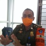Kepala Bidang Keamanan dan Ketertiban Umum Dinas Satuan Polisi Pamong Praja Kotamobagu, Chandra Wahid di ruang kerjanya, Senin (28/12/2020). (Foto: Erwin Makalunsenge/Bolmong.News)