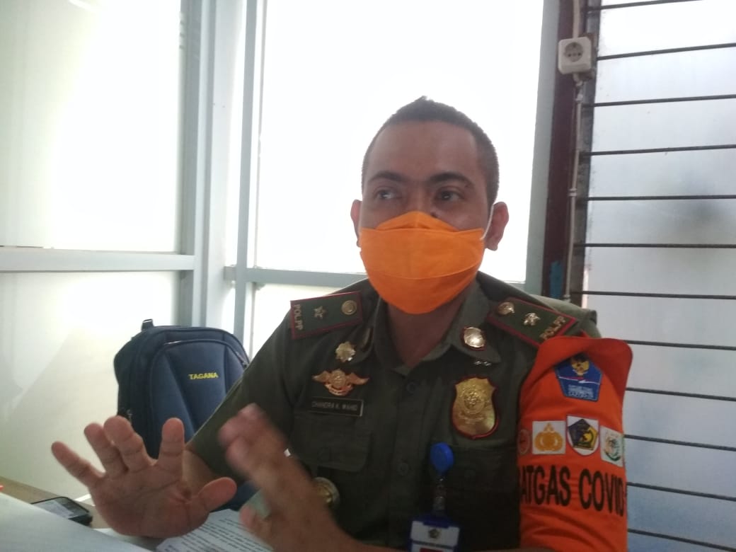 Kepala Bidang Keamanan dan Ketertiban Umum Dinas Satuan Polisi Pamong Praja Kotamobagu, Chandra Wahid di ruang kerjanya, Senin (28/12/2020). (Foto: Erwin Makalunsenge/Bolmong.News)