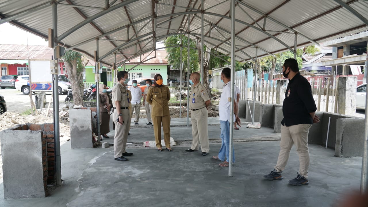 Wali Kota Kotamobagu Tatong Bara saat meninjau pembangunan pasar kuliner didampingi Sekkot Kotamobagu Sande Dodo dan Kepala Disdagkop-UKM Herman Aray, beberapa waktu lalu.