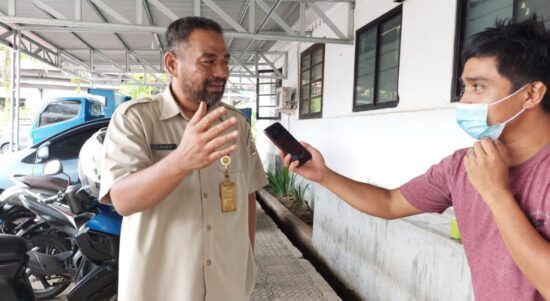 Kepala Dinas PUPR Kotamobagu Claudy Mokodongan, saat diwawancarai awak media. (foto: dok/bolmong.news