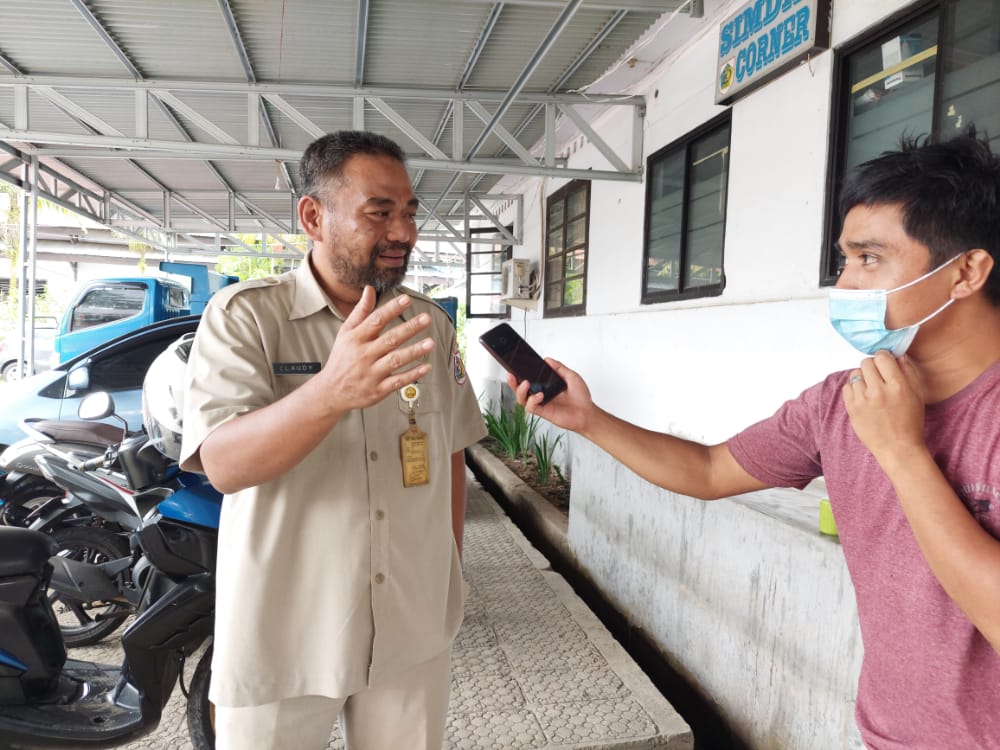 Kepala Dinas PUPR Kotamobagu Claudy Mokodongan, saat diwawancarai awak media. (foto: dok/bolmong.news