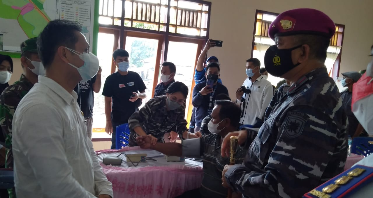 Tampak Wakil Bupati Yanny saat berdialog dengan Danlantamal VIII terkait perkembangan vaksinasi di Bolmong.