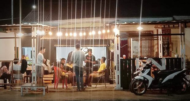 Kalibrasi Kopi 43 di simpang empat Desa Moyag, Kecamatan Kotamobagu Timur, menyediakan minuman yang berbahan dasar Gula Aren. (foto: Laras Dondo/Bolmong.News)