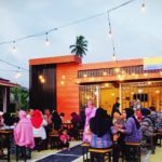 Eshan Cafe milik Irwan Mamonto warga Kelurahan Biga Kecamatan Kotamobagu Utara. Tampak para pengunjung yang datang di Eshan Cafe, Rabu (15/12). (Foto: Laras Dondo/Bolmong.News)