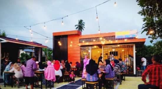 Eshan Cafe milik Irwan Mamonto warga Kelurahan Biga Kecamatan Kotamobagu Utara. Tampak para pengunjung yang datang di Eshan Cafe, Rabu (15/12). (Foto: Laras Dondo/Bolmong.News)