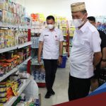 Bupati Iskandar Kamaru saat menggelar operasi pasar, di sejumlah Toko di Bolsel, Rabu, 16 Maret 2022. (Foto: Wawan Dentaw/Bolmong.News)