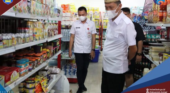 Bupati Iskandar Kamaru saat menggelar operasi pasar, di sejumlah Toko di Bolsel, Rabu, 16 Maret 2022. (Foto: Wawan Dentaw/Bolmong.News)