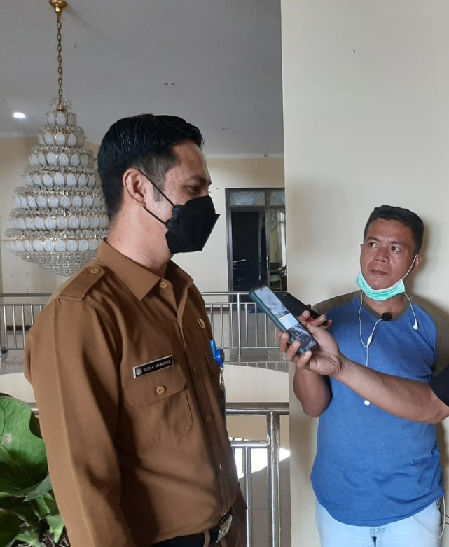 Kepala BKPSDM Boltim Reza Mamonto saat diwawancarai sejumlah awak media. (Foto: Gazali Potabuga)