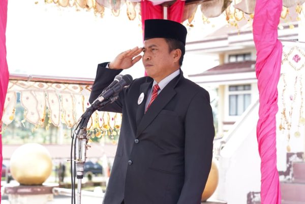 Sekda Bolmong Tahlis Gallang saat menjadi Irup pada Peringatan Hari Sumpah Pemduda ke-94. (foto.yudi paputungan)