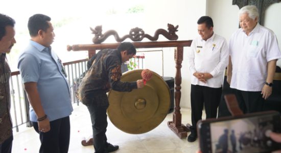 Tampak acara peresmian peluncuran kembali VKBP yang ditandai dengan ditabuhkannya gong oleh Plt Dirjen Imigrasi, turut disaksikan Gubernur Riau.Ansar Ahmad, Senin 28 November 2022. (foto.Istimewah)