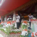 Wali Kota Kotamobagu Tatong Bara bertindak selaku inspektur upacara dalam rangka memperingati hari ulang tahun PGRI ke-77 yang dirangkaikan dengan Hari Guru Nasional Tahun 2022, Jumat (25/11/ 2022) di lapangan Aruman Motoboi Kecil. (Foto: Miranti Manangin/Bolmong.News)