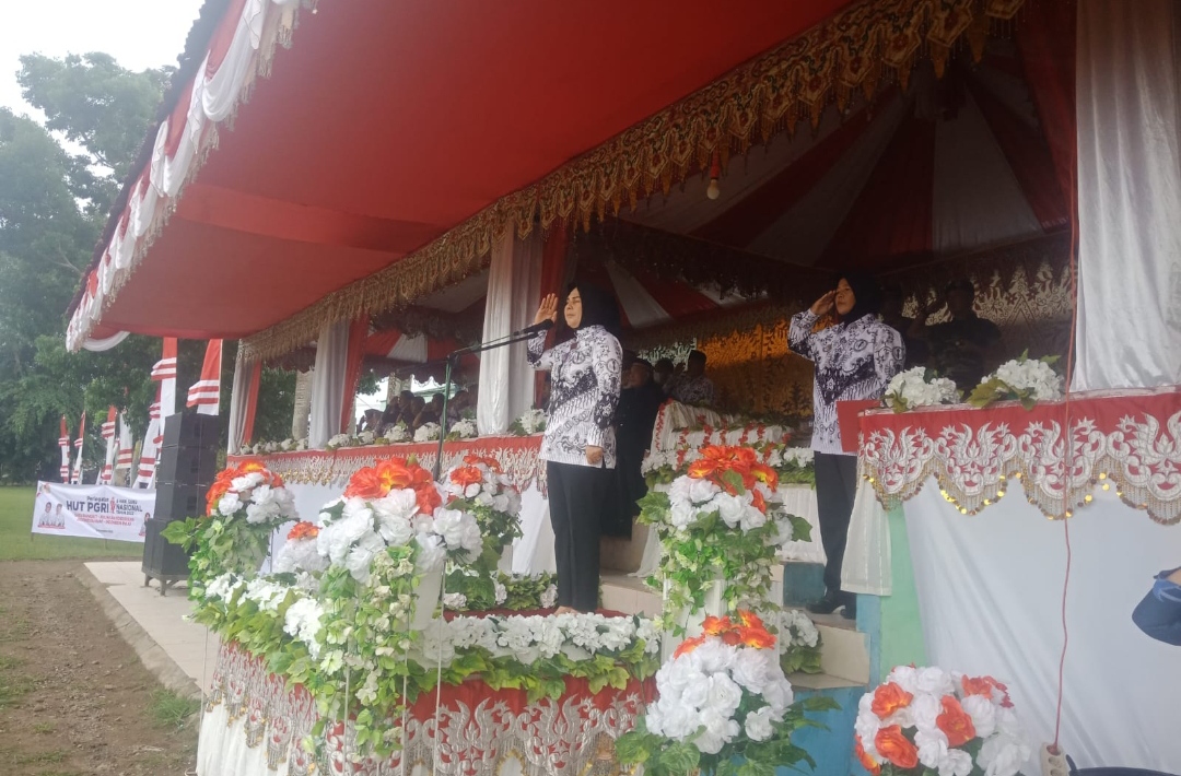 Wali Kota Kotamobagu Tatong Bara bertindak selaku inspektur upacara dalam rangka memperingati hari ulang tahun PGRI ke-77 yang dirangkaikan dengan Hari Guru Nasional Tahun 2022, Jumat (25/11/ 2022) di lapangan Aruman Motoboi Kecil. (Foto: Miranti Manangin/Bolmong.News)