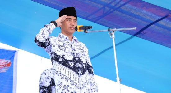 Bupati Boltim Sam Sachrul Mamonto saat menjadi inspektur upacara pada peringatan Hari Guru Nasional dan PGRI, Jumat, 25 November 2022. (Foto: Gazali Potabuga/Bolmong.News)
