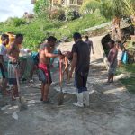 Tampak masyarakat Desa jiko saat melakukan pekerjaan perbaikan jalan menuju tanjung desa jiko. (Foto: Gazali Potabuga/ Bolmong.News)