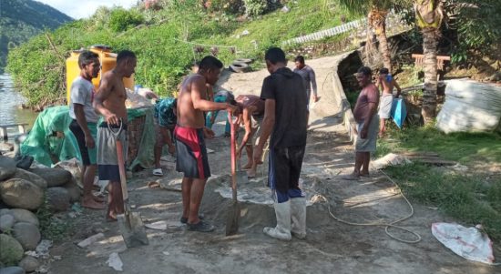 Tampak masyarakat Desa jiko saat melakukan pekerjaan perbaikan jalan menuju tanjung desa jiko. (Foto: Gazali Potabuga/ Bolmong.News)