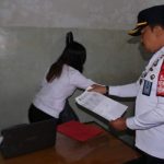 Tampak Karutan Kotamobagu Setyo Prabowo, saat melakukan pengecekan kinerja pegawainya di ruang kerja masing-masing, Rabu 30 November 2022. (foto.Yudi Paputungan)