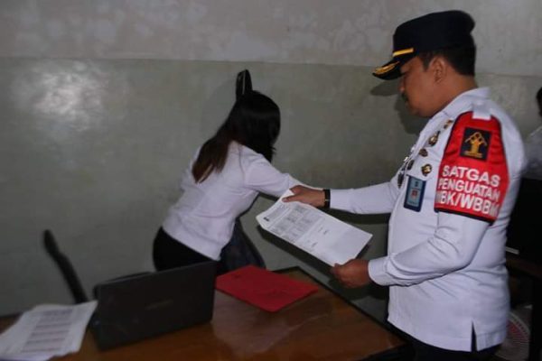 Tampak Karutan Kotamobagu Setyo Prabowo, saat melakukan pengecekan kinerja pegawainya di ruang kerja masing-masing, Rabu 30 November 2022. (foto.Yudi Paputungan)