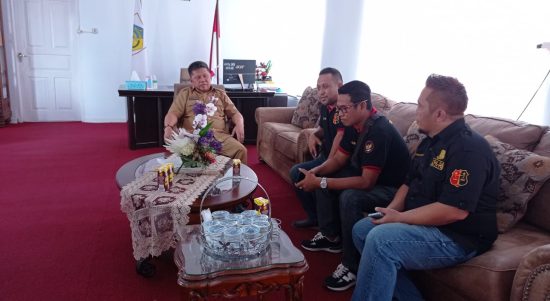 Wakil Walikota Kotamobagu Nayodo Koerniawan saat menerima kunjungan DPC LPK RI Kotamobagu, di ruang kerjanya, Senin, 28 November 2022. (Foto: Bolmong.News)