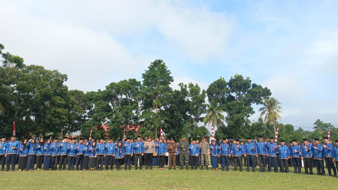 Wali Kota Kotamobagu Tatong Bara bersama para anggota Korpri usai melaksanakan upacara Korpri, Selasa, 29 November 2022. (foto: Miranty Manangin/Bolmong.News)