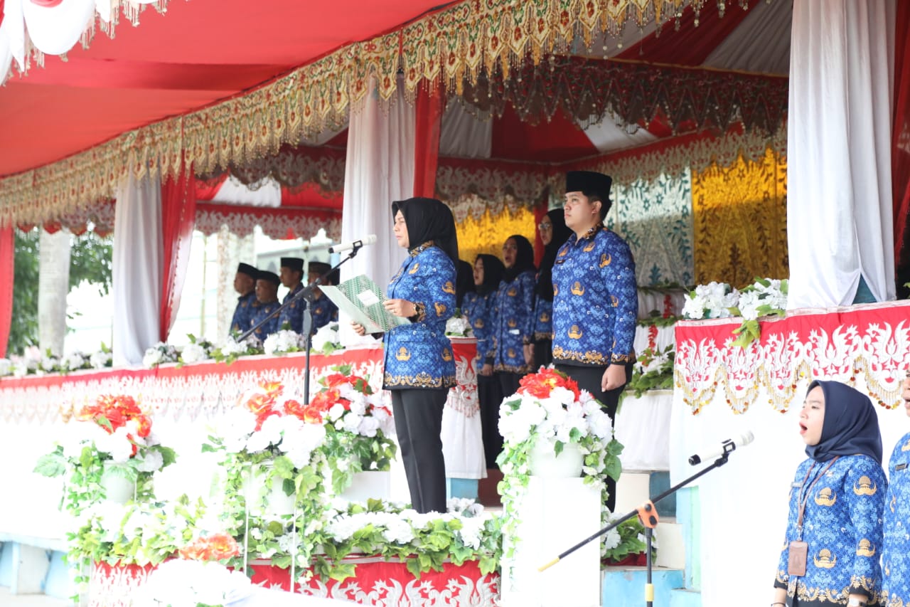 Wali Kota Kotamobagu Tatong Bara membacakan sambutan pada upacara HUT Korpri ke-51. (foto: Miranty Manangin/Bolmong.News)
