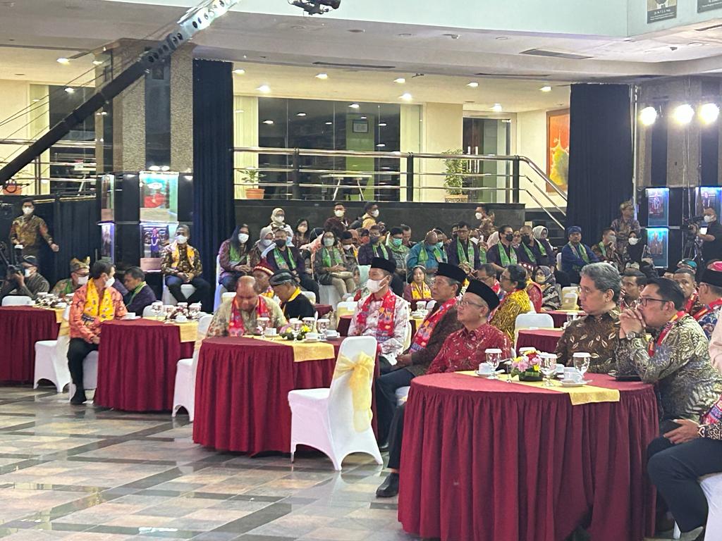 Bupati Bolsel Iskandar Kamaru bersama para kepala daerah lainnya saat menghadiri penyerahan sertifikat warisan budaya tak benda dari Kemendikbudristek RI, Jumat, 9 Desember 2022. (Foto: Diskominfo Bolsel)