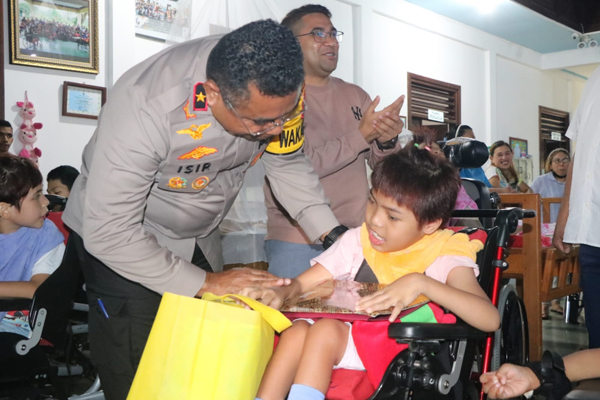 Wakapolda Sulut, Brigjen Pol Johnny Eddizon bantuan kepada anak-anak Panti Asuhan Sayap Kasih Kota Tomohon, pada Kamis (29/12/2022).(Foto: dok/ Humas Polda Sulut)