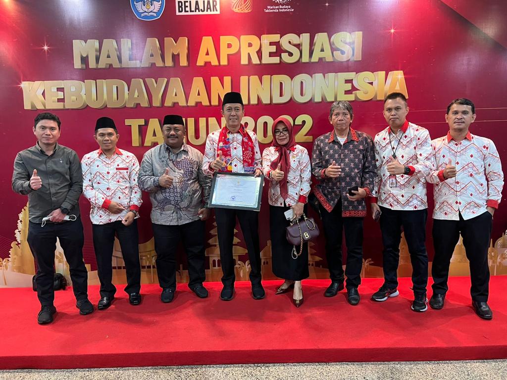 Bupati Bolsel Iskandar Kamaru bersama sejumlah Pimpinan Organisasi Perangkat Daerah saat menerima penghargaan sertifikat Tari Dangisa dari Kemendikbudristek RI, Jumat, 9 Desember 2022. (Foto: Diskominfo Bolsel)