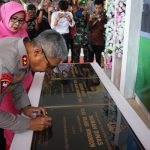 Kapolda Sulut, Irjen Pol Setyo Budiyanto menandatangani prasasti peresmian Kantor Polres Boltim, Kamis (29/12/2022). (Foto: Gazali Potabuga)