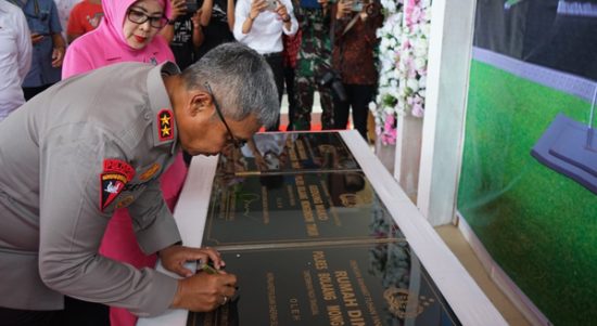 Kapolda Sulut, Irjen Pol Setyo Budiyanto menandatangani prasasti peresmian Kantor Polres Boltim, Kamis (29/12/2022). (Foto: Gazali Potabuga)