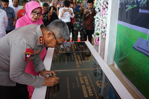Kapolda Sulut, Irjen Pol Setyo Budiyanto menandatangani prasasti peresmian Kantor Polres Boltim, Kamis (29/12/2022). (Foto: Gazali Potabuga)