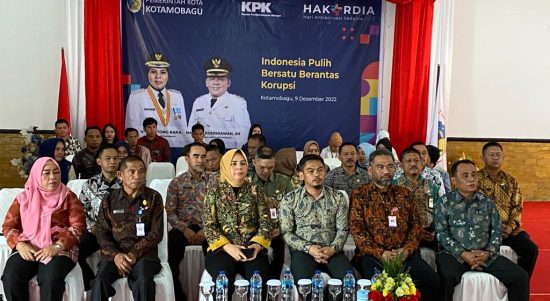 Wali Kota Kotamobagu Tatong Bara bersama pimpinan OPD Pemkot Kotamobagu saat mengikuti kegiatan Hakordia secara virtual, Jumat, 9 Desember 2022. (Foto: Adit/Diskominfo Kotamobagu)