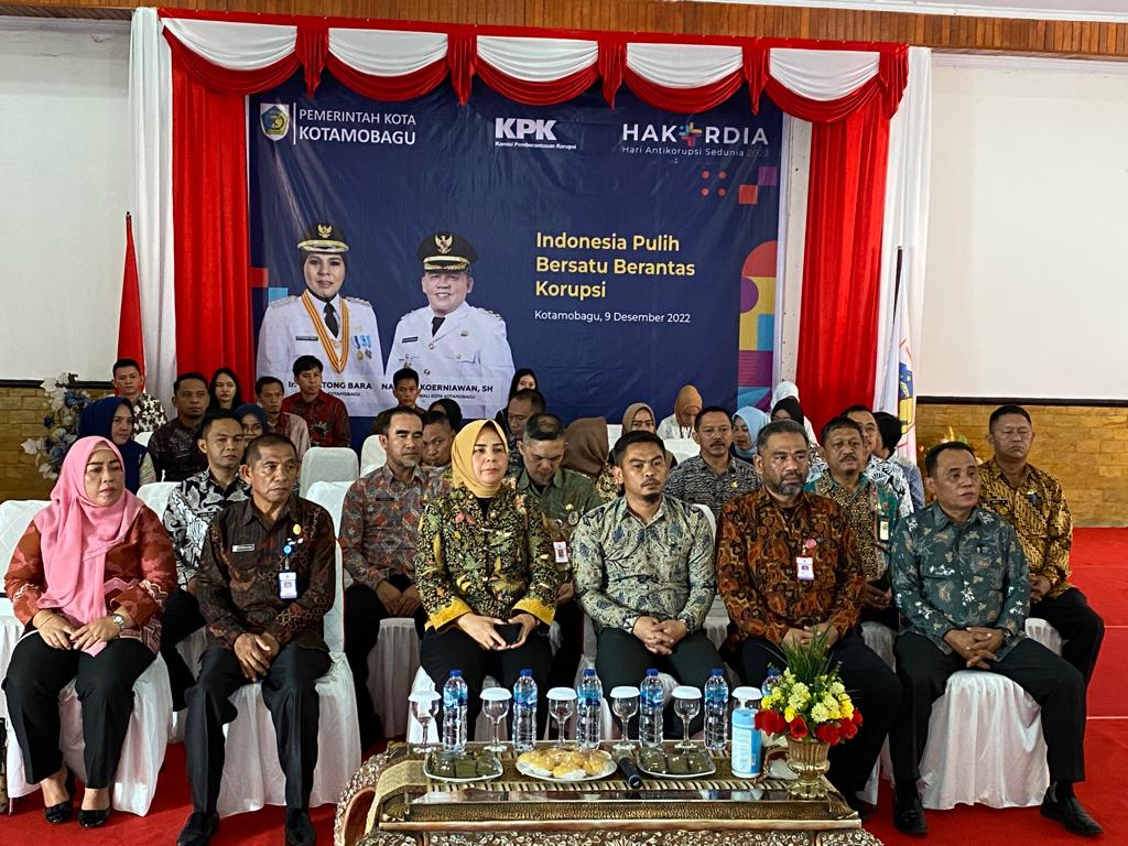 Wali Kota Kotamobagu Tatong Bara bersama pimpinan OPD Pemkot Kotamobagu saat mengikuti kegiatan Hakordia secara virtual, Jumat, 9 Desember 2022. (Foto: Adit/Diskominfo Kotamobagu)