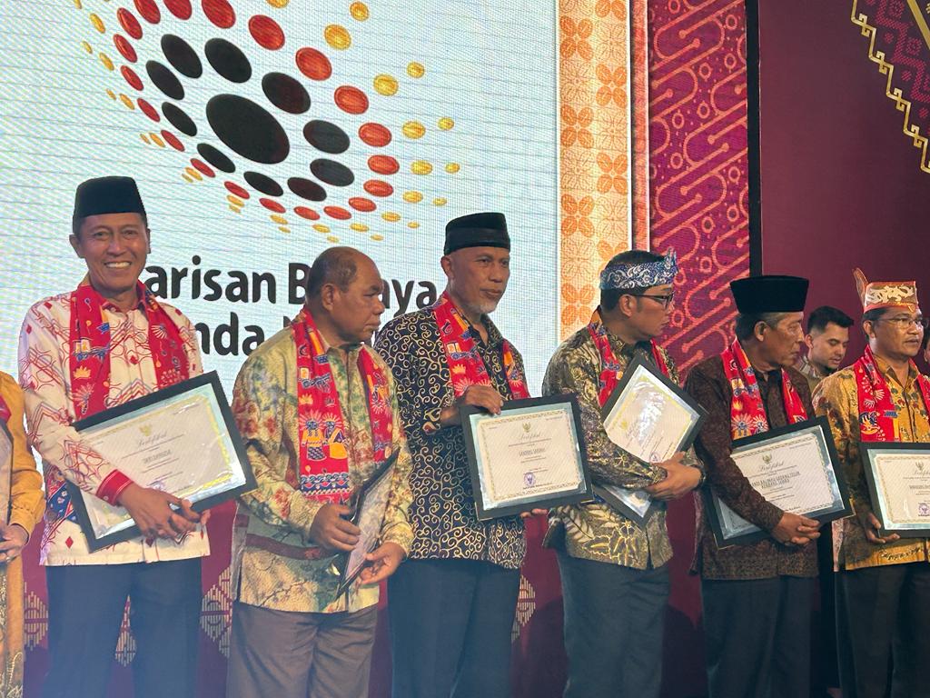 Tampak Bupati Bolsel Iskandar Kamaru (Kiri) bersama kepala daerah lainnya saat menerima sertifikat dari Kemendikbudristek RI, Jumat, 9 Desember 2022. (Foto: Diskominfo Bolsel)