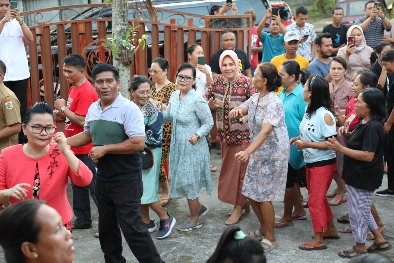 Wali Kota Kotamobagu Tatong Bara bersama masyarakat menari Masamper saat berkunjung ke kediaman anggota DPRD Kotamobagu, Royke Kasenda, Senin, 26 Desember 2022. (Foto: Adit/Diskominfo Kotamobagu)