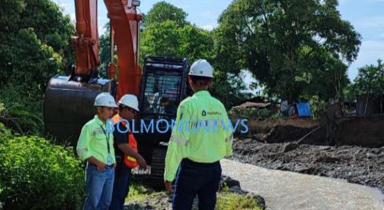 Tampak karyawan PT ASA dengan alat berat jenis exavator yang akan melalukan pembuatan jalan darurat, Sabtu, 24 Desember 2022. (Foto: Gazali Potabuga/Bolmong.News)