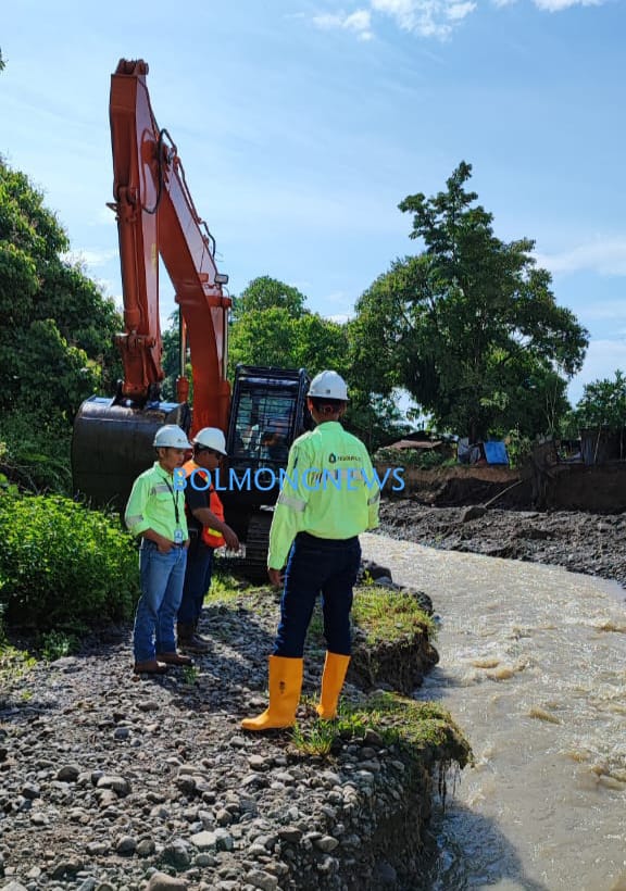 Tampak karyawan PT ASA dengan alat berat jenis exavator yang akan melalukan pembuatan jalan darurat, Sabtu, 24 Desember 2022. (Foto: Gazali Potabuga/Bolmong.News)