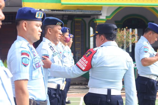 Tampak Karutan Kotamobagu Setyo Prabowo, saat memeriksa kesiapan personil pada Apel Kesiapsiagaan Pengamanan jelang Nataru, di Lapanga Upacara Rutan Kotamobagu, Jumat 23 Desember 2022. (foto.Ilham/Rutan Kotamobagu)