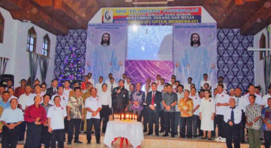 Momen foto bersama Penjabat Bupati Bolmong Ir Limi Mokodompit MM dan Ketua Komisi Daerah Pelprip GPdI Sulut Drs Mecky Onibala MSi yang juga Inspektur Provinsi Sulut, bersama Jemaat GPdI Filadelfia Ponompiaan, Kecamatan Dumoga, Kabupaten Bolmong, Senin 12 Desember 2022. (foto.Wahyudy Paputungan/Bolmong.News)