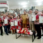 Gubernur Sulut Olly Dondokambey bersama warga penerima sertifikat tanah hibah, Senin, 19 Desember 2022, bertempat di Aula Mapalus Kantor Gubernur Sulut.