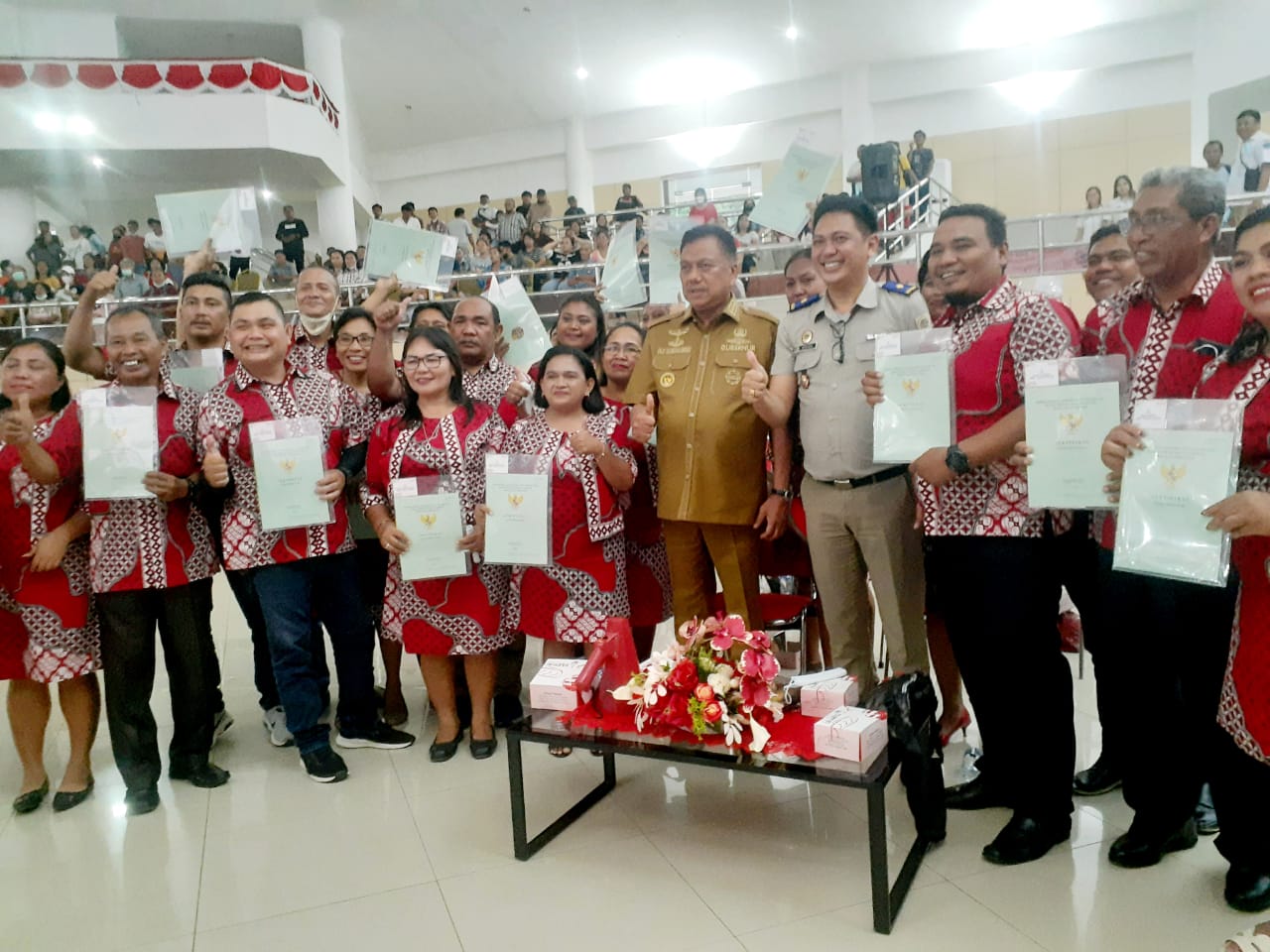 Gubernur Sulut Olly Dondokambey bersama warga penerima sertifikat tanah hibah, Senin, 19 Desember 2022, bertempat di Aula Mapalus Kantor Gubernur Sulut.
