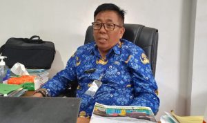 Kepala Bappelitbangda Boltim, James Kinontoa saat berada di ruangan kerjanya, Kamis 1 Desember 2022. (Foto: Gazali Potabuga/Bolmong.News)