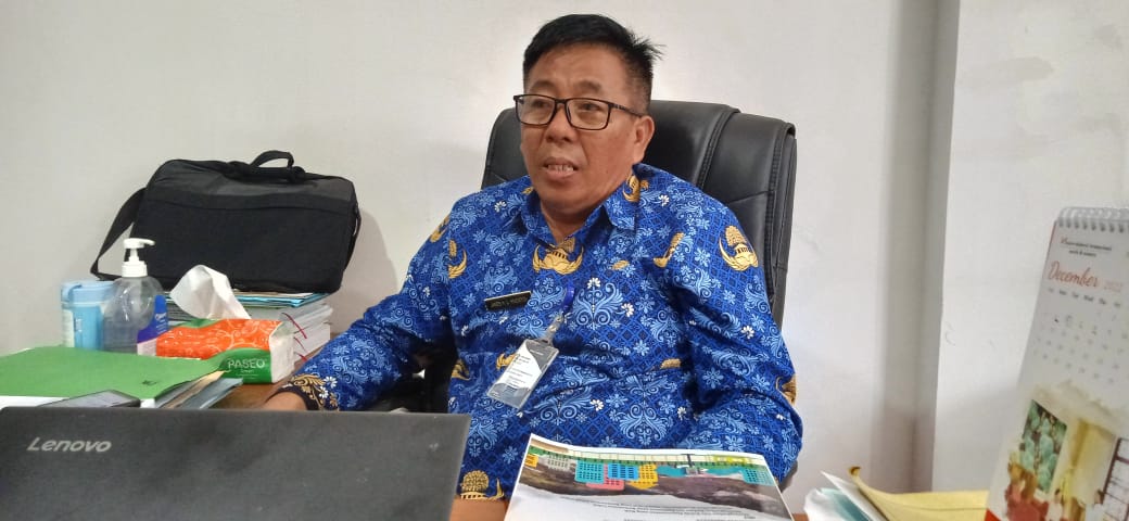 Kepala Bappelitbangda Boltim, James Kinontoa saat berada di ruangan kerjanya, Kamis 1 Desember 2022. (Foto: Gazali Potabuga/Bolmong.News)