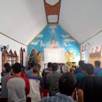 Tampak warga binaan dan pegawai Rutan Kotamobagu, mengikuti Ibadah Natal Nasional 2022, di Gereja Paulus Rutan Kotamobagu, Rabu 7 Desember 2022. (Foto.Wahyudy Paputunga/Bolmong.News)