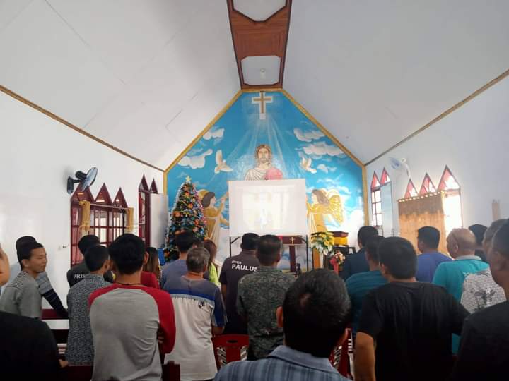 Tampak warga binaan dan pegawai Rutan Kotamobagu, mengikuti Ibadah Natal Nasional 2022, di Gereja Paulus Rutan Kotamobagu, Rabu 7 Desember 2022. (Foto.Wahyudy Paputunga/Bolmong.News)