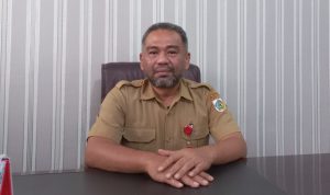 Kepala Dinas PUPR Kotamobagu, Claudy Mokodongan di ruang kerjanya. (Foto: Miranty Manangin/Bolmong.News)