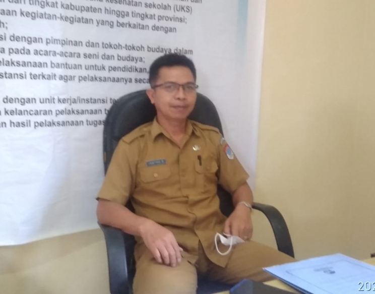 Kepala Disperindagkop-UKM Kabupaten Boltim, Djantra Damopolii di ruang kerjanya. (Foto: Gazali Potabuga/Bolmong.News)