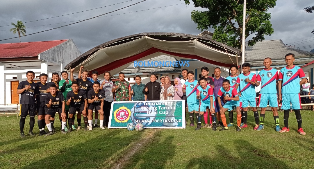 Wakil Wali Kota Kotamobagu Nayodo Koerniawan bersama Anggota DPRD Kotamobagu Dani Iqbal Mokoginta, Lurah Upai Ivana Damopolii, Babinsa, Tokoh Masyarakat dan para pemain saat pembukaan Tournament Mini Football se Kecamatan Kotamobagu Utara, di Lapangan Olahraga Kelurahan Upai, Minggu, 18 Desember 2022. (Foto: Erwin Makalunsenge/Bolmong.News)