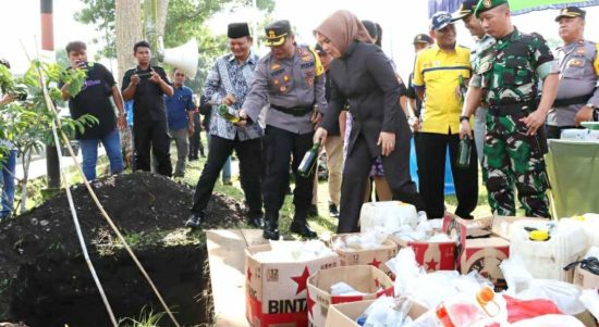 Kapolres Kotamobagu AKBP Dasveri Abdi SIK bersama Wali Kota Kotamobagu Tatong Bara, Dandim 1303 Bolmong Letkol. Inf Topan Angker saat dan unsur forkopimda lainnya saat memusnahkan barang bukti hasil Operasi pekat, di lapangan Aruma Motoboi Kecil, Kamis, 22 Desember 2022. (Foto: dok/Humas Polres Kotamobagu)