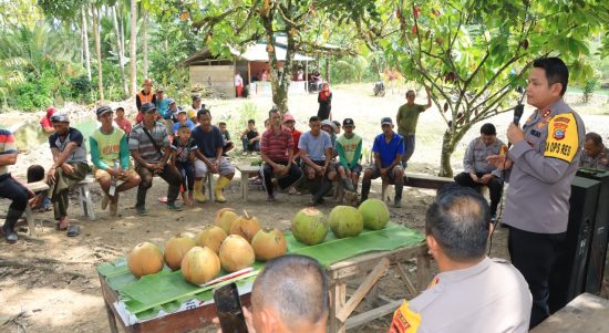 Kapolres Kotamobagu Dasveri Abdi SIK saat memberikan penyamaian kepada masyarat dalam kegiatan Jumat Curhat atau Mopota'aw, di Desa Matali Baru Kecamatan Lolayan Kabupaten Bolaang Mongondow, Juma (30/12/2022). (Foto: dok/ Humas Polres Kotamobagu)